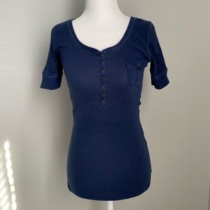 Short sleeve stretch top with buttons